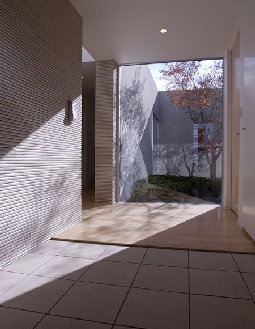 Ｍ邸玄関より中庭を見る