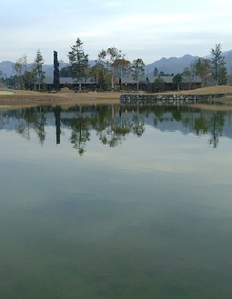 我山池越しにクラブハウスを望む