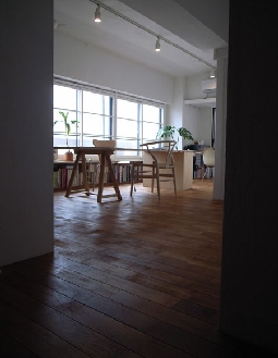 玄関より事務所スペースを見る
