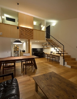 リビングから階段を見る